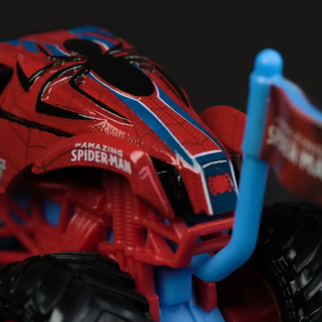 Skapa dina egna episka stunt med Spider-Man monstertruck.
