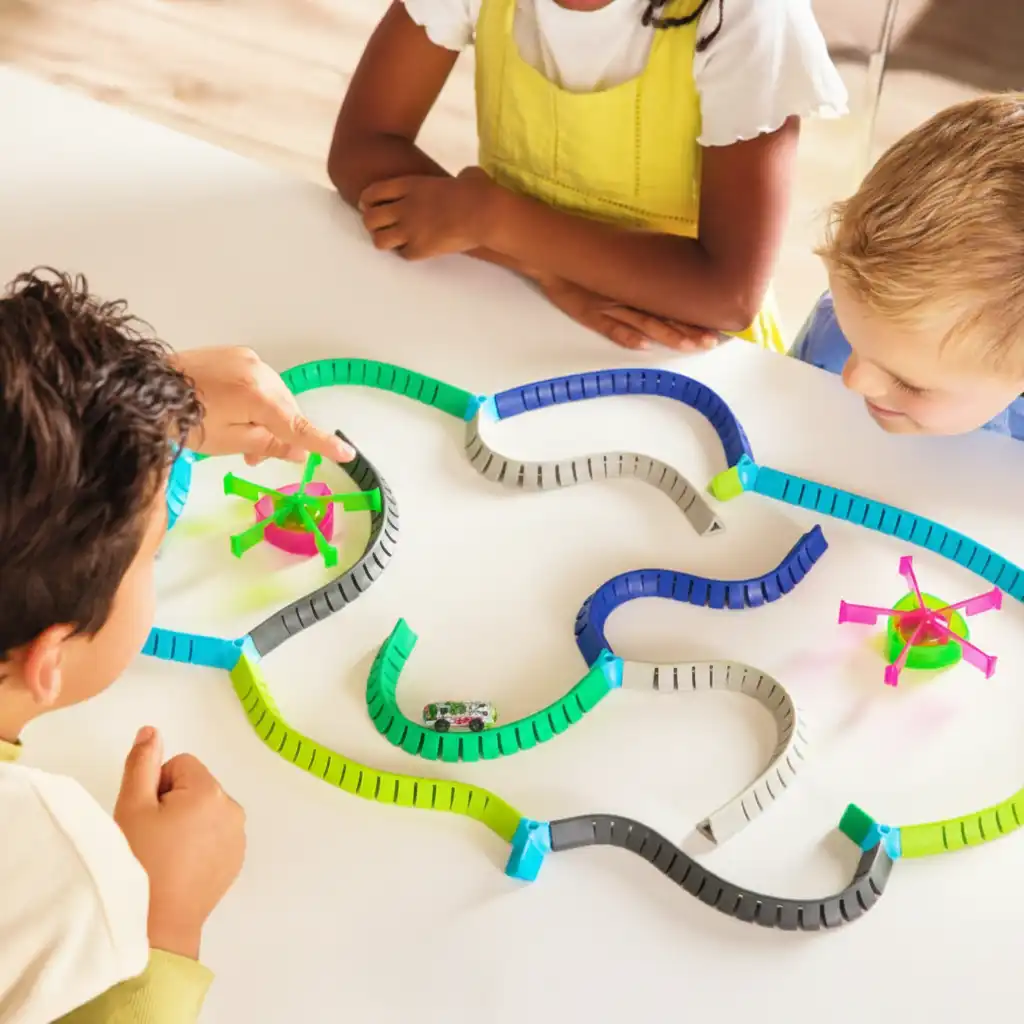 Var kreativ och designa de galnaste banorna för robotarna.