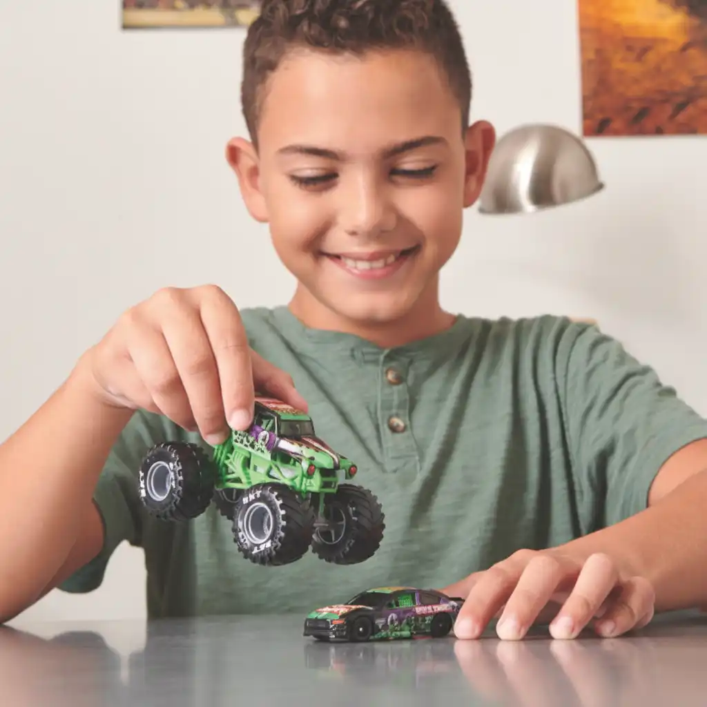 Oändlig underhållning när du skapar dina egna Monster Jam-berättelser.