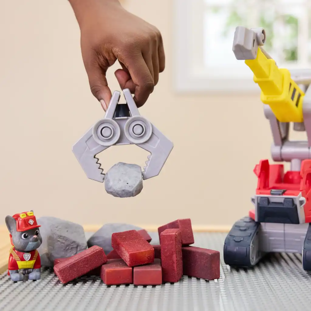 Discover new play possibilities with the crane indoors and outdoors.